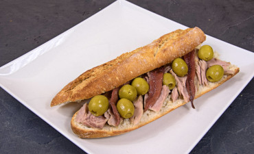 entrepà de tonyina amb olives y anxoves