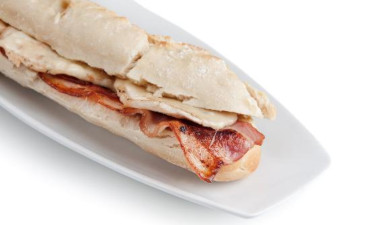 entrepà de llom, bacon i formatge