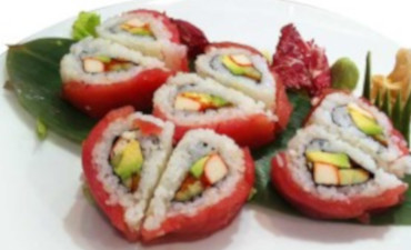 uramaki de tonyina, llagostins y alvocats